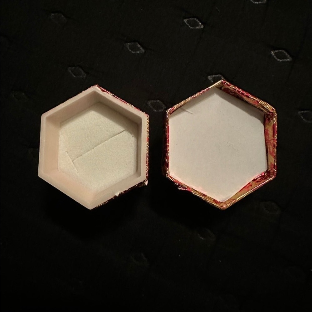 Red & Gold Ring Box - Picture 4 of 5